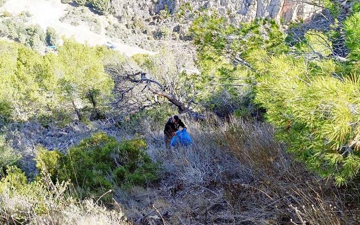Benidorm realiza una limpieza intensiva en el Parc Natural de la Serra Gelada